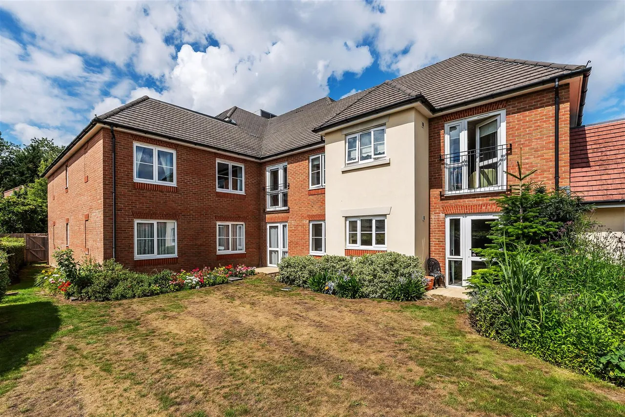 Kingston Avenue, Leatherhead, KT22, photo 17