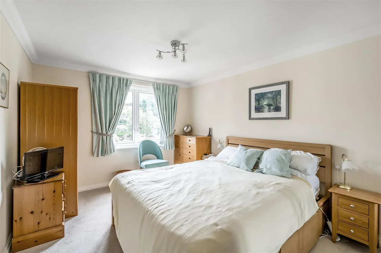 Kingston Avenue, Leatherhead, KT22, photo 7