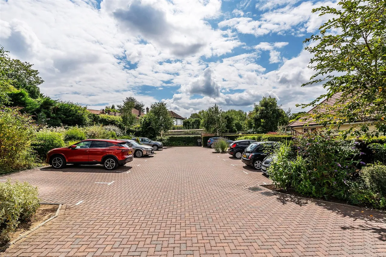 Kingston Avenue, Leatherhead, KT22, photo 16