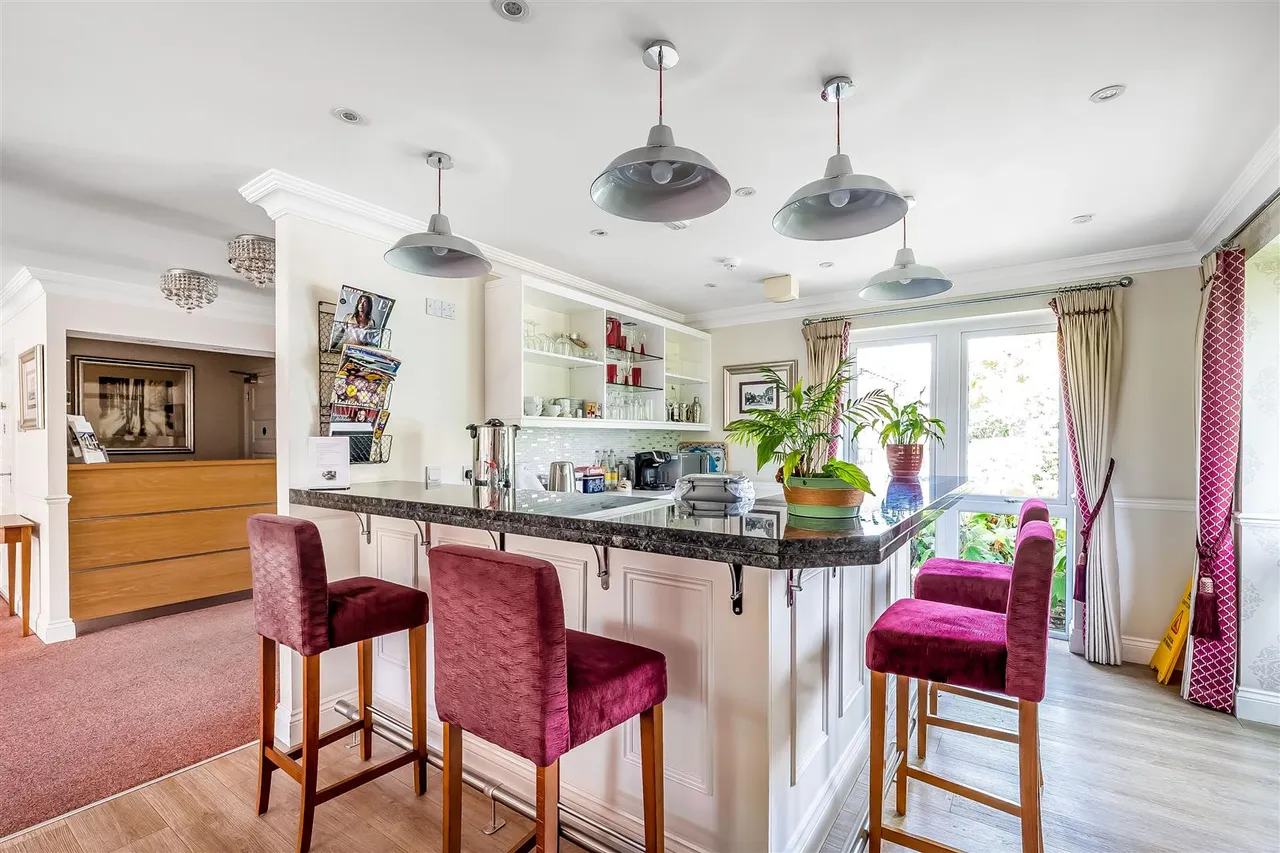 Kingston Avenue, Leatherhead, KT22, photo 15