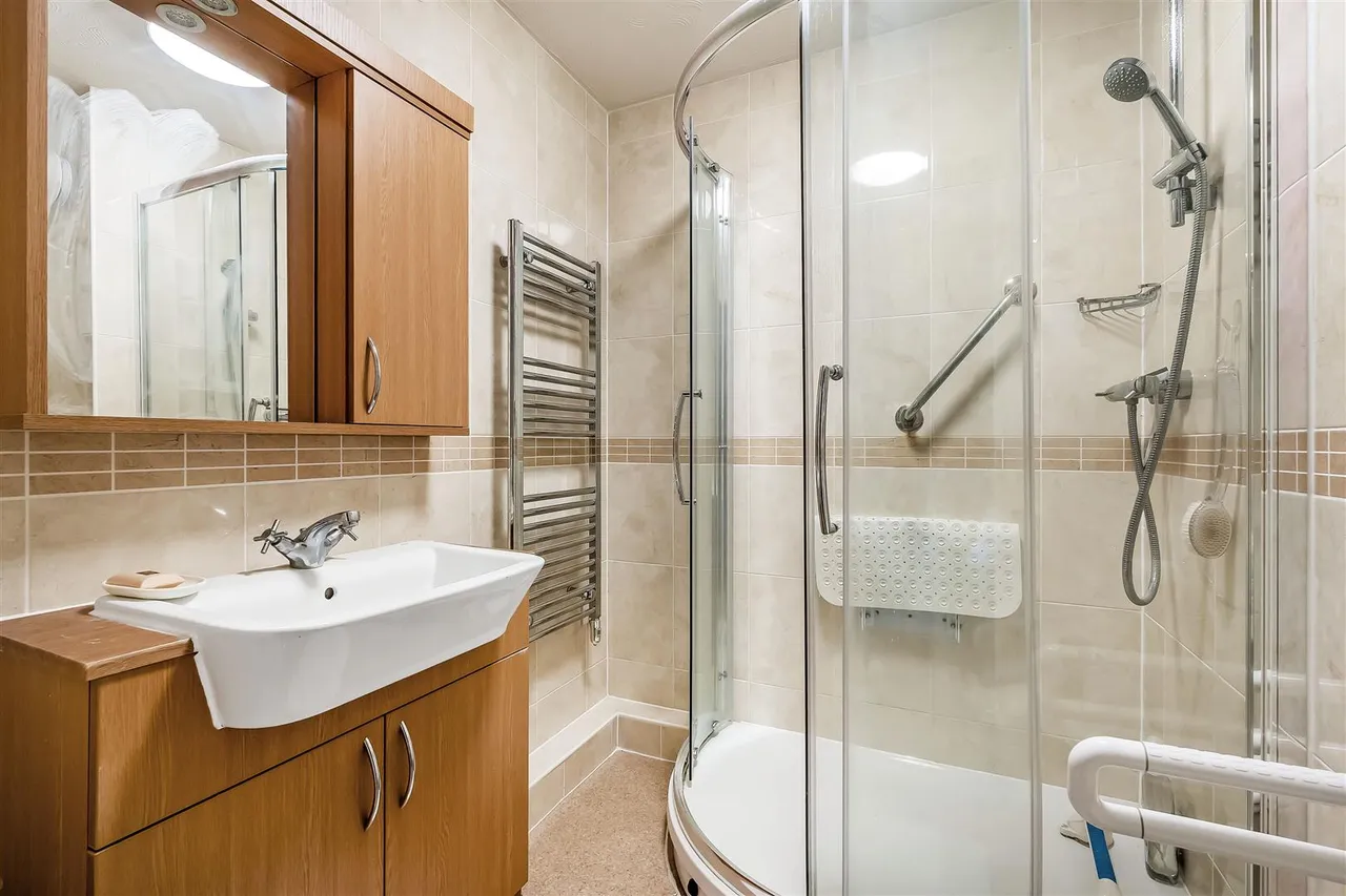 Kingston Avenue, Leatherhead, KT22, photo 8