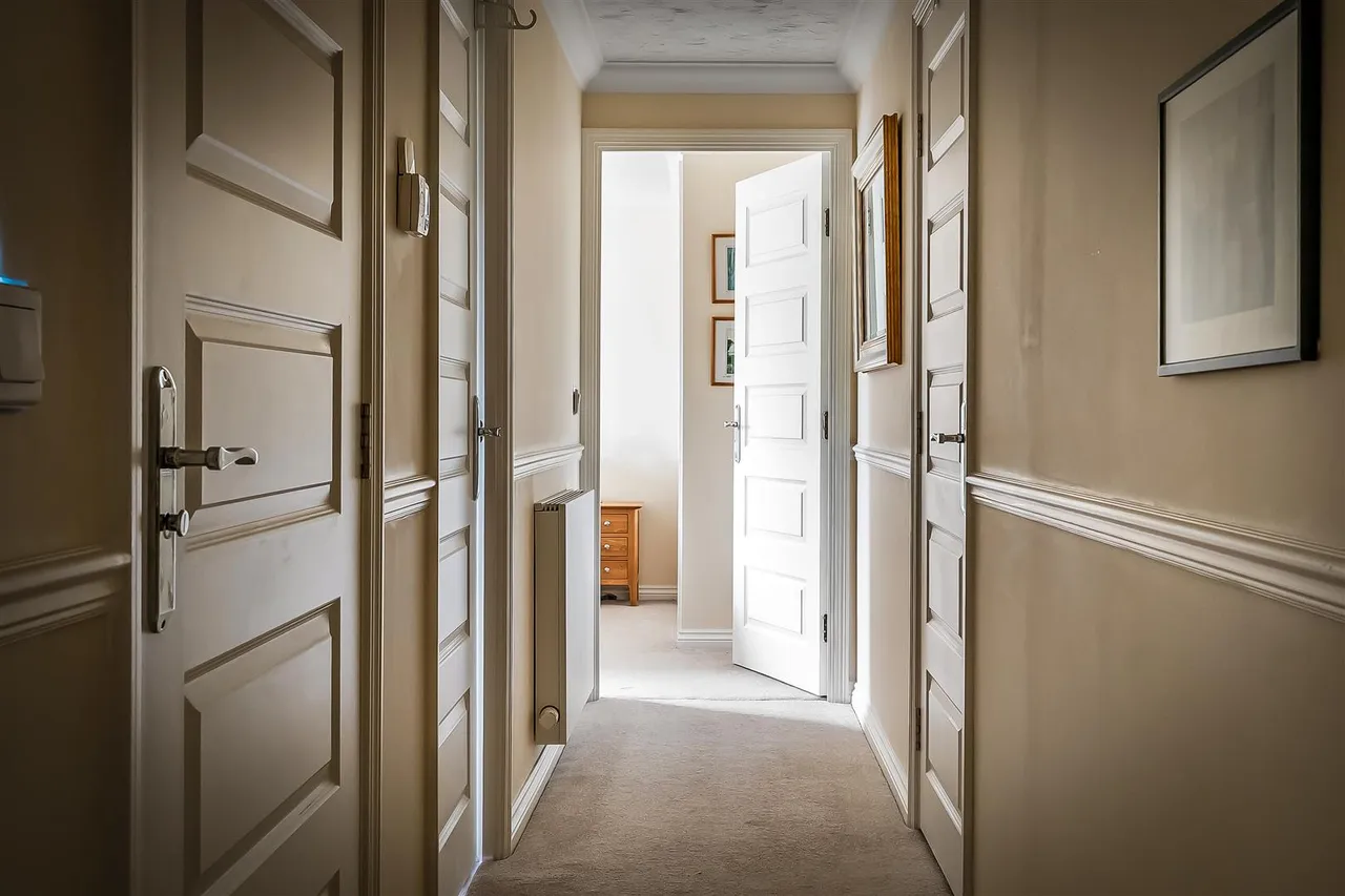 Kingston Avenue, Leatherhead, KT22, photo 9