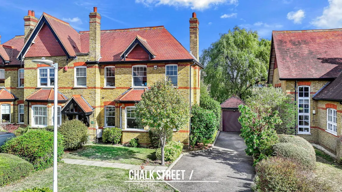 3 bed house for sale, The Mall, Hornchurch, RM11