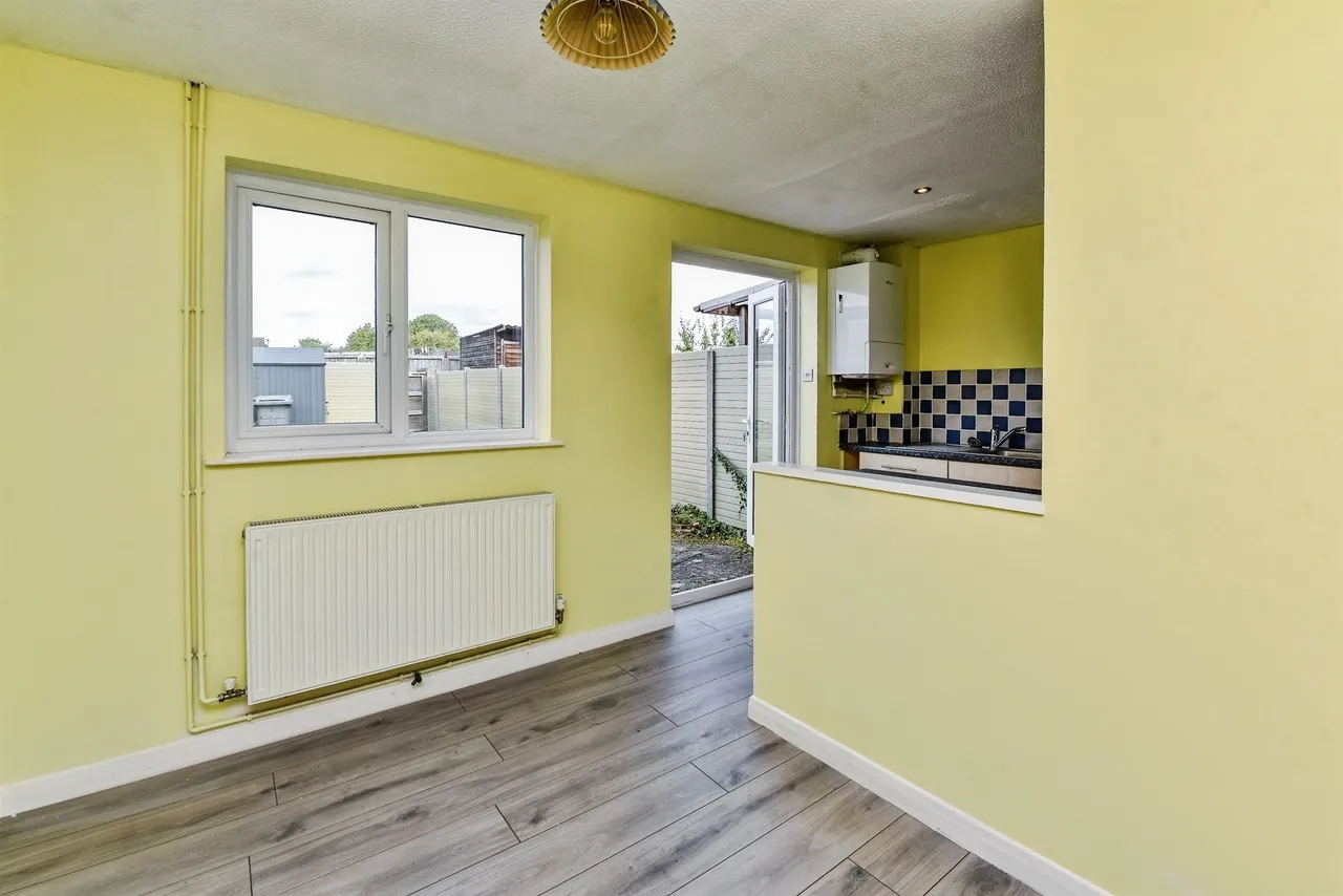 Heather Close, Westbury, photo 6