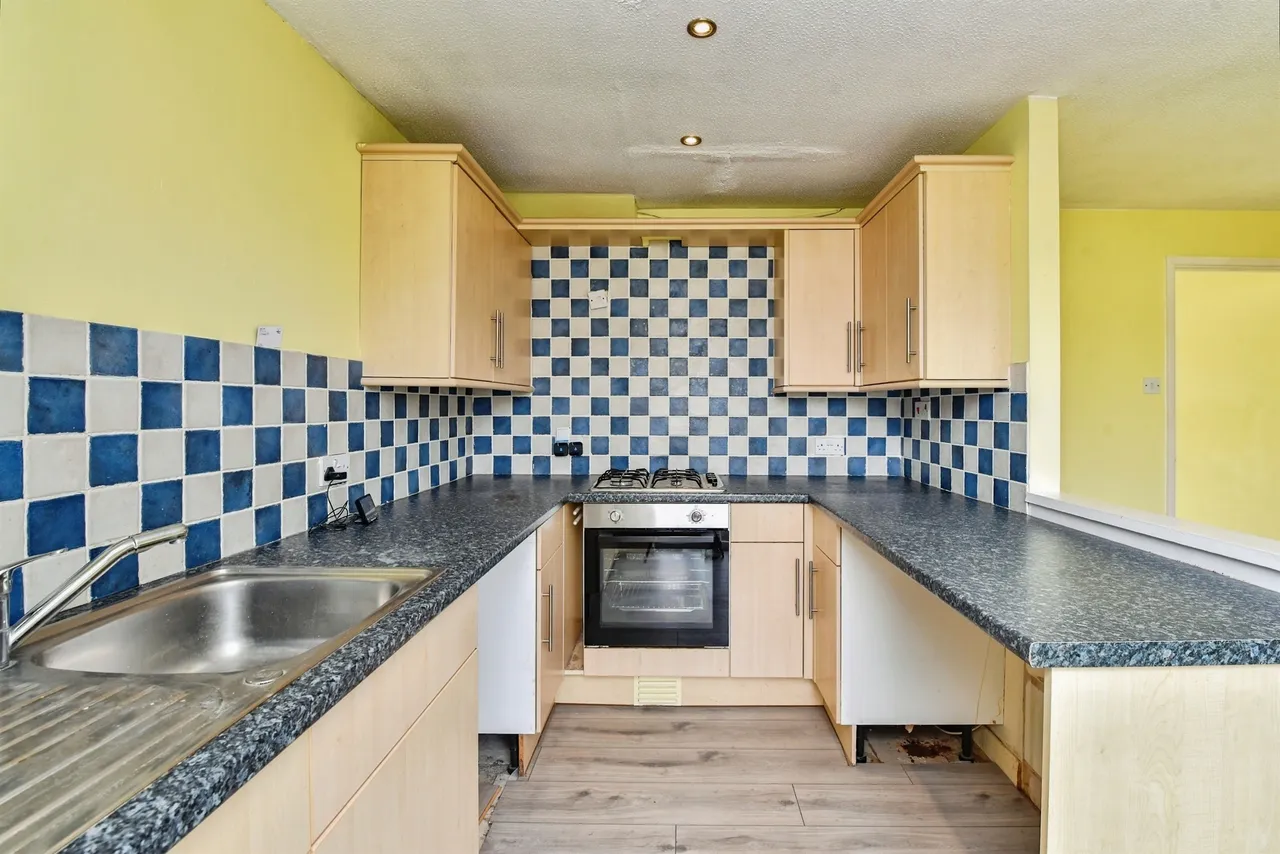 Heather Close, Westbury, photo 5