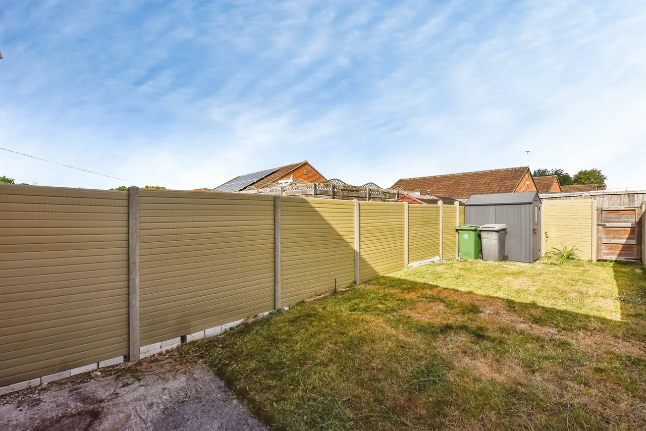 Heather Close, Westbury, photo 10