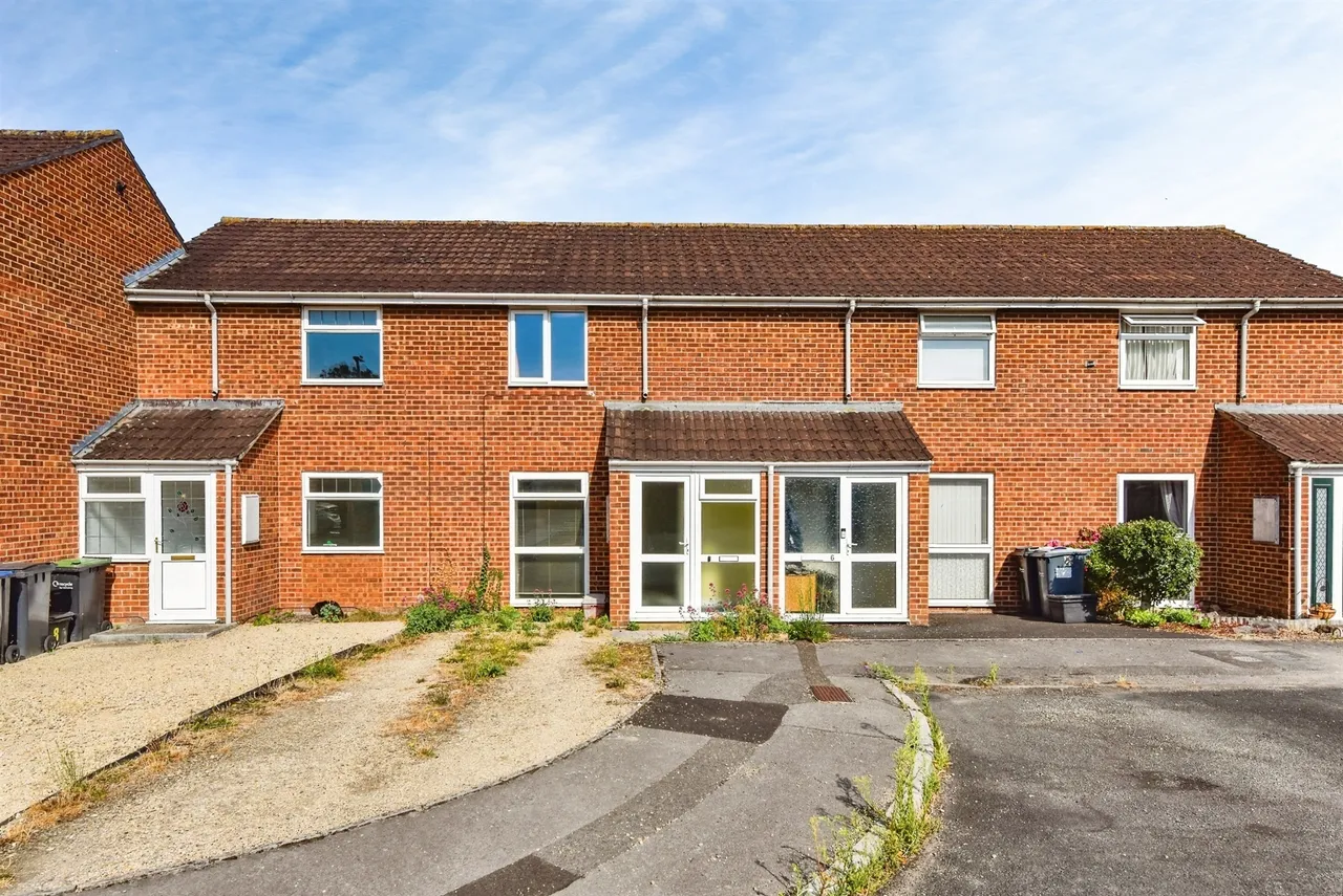 2 bed house for sale — Heather Close, Westbury