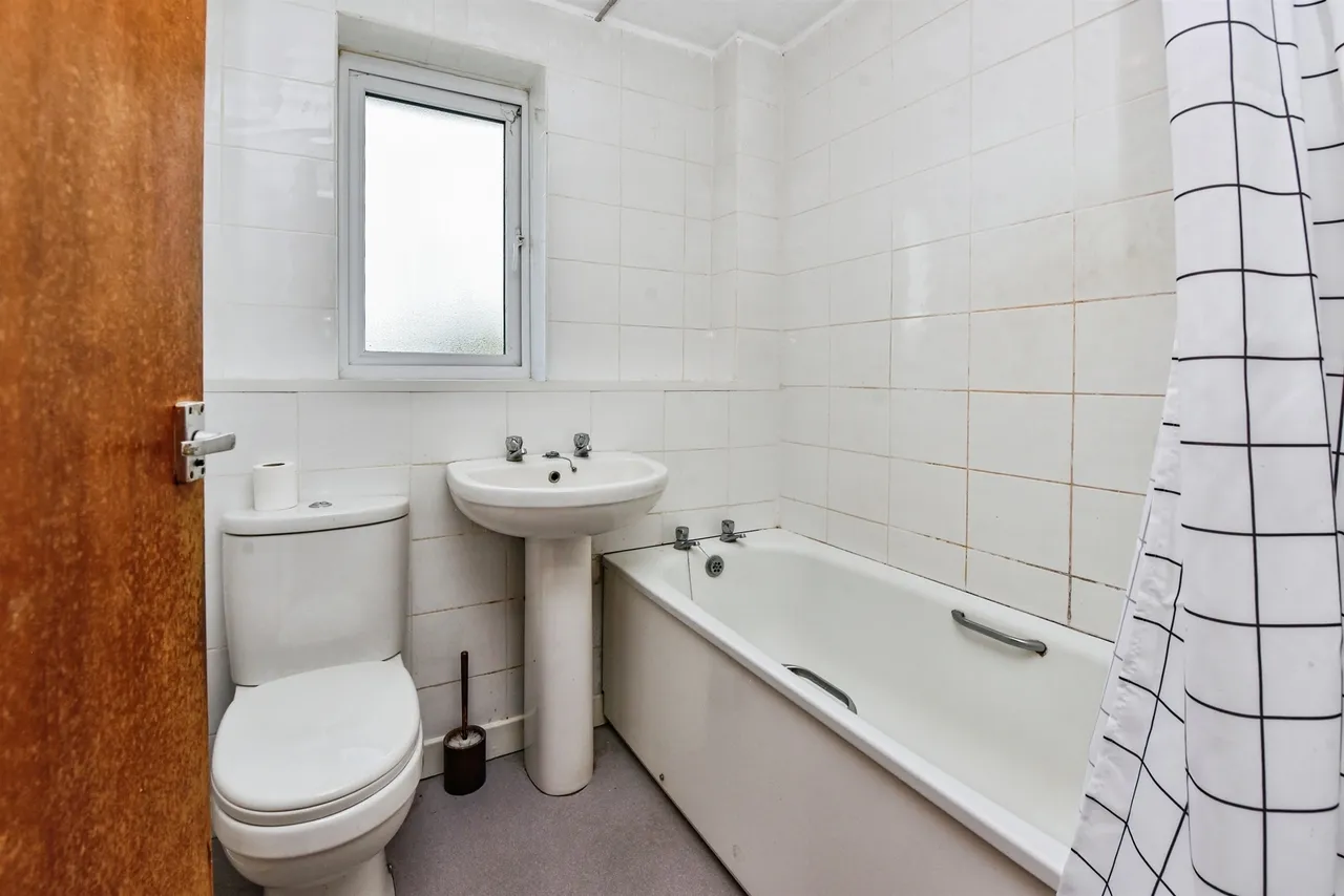 Heather Close, Westbury, photo 9