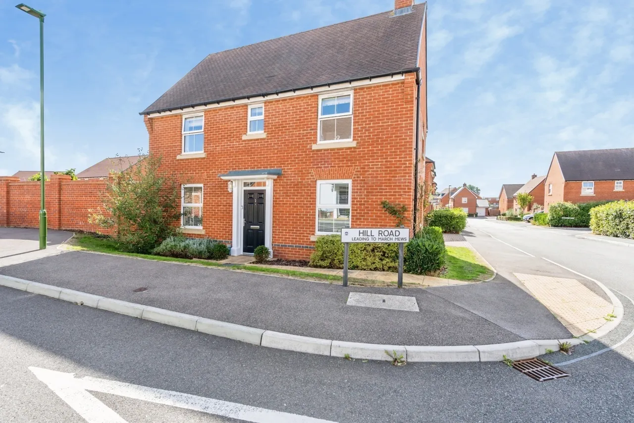 3 bed house for sale, Hill Road, Westhampnett, PO18