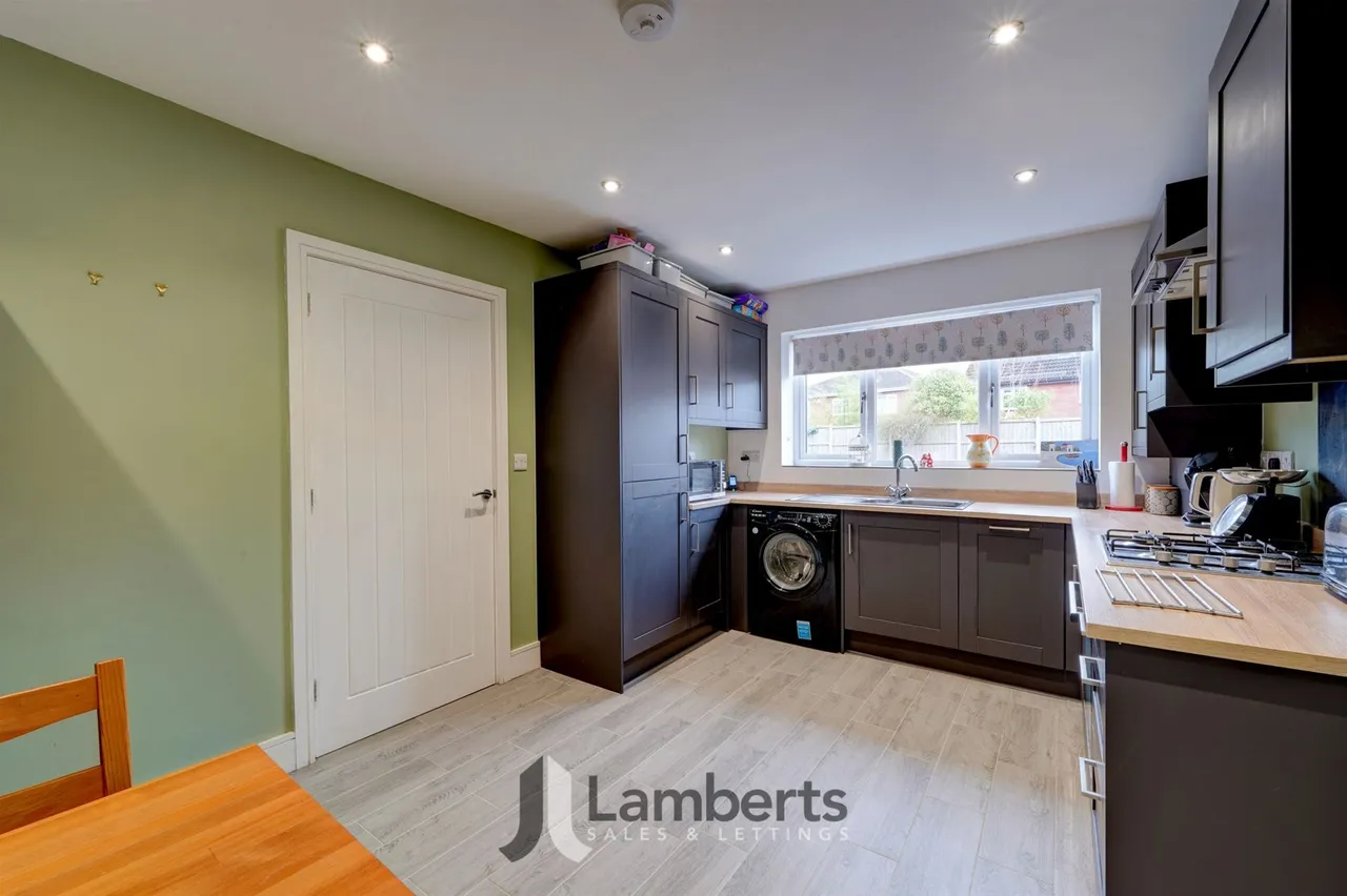 4 Royal Oak Drive, Studley, photo 4