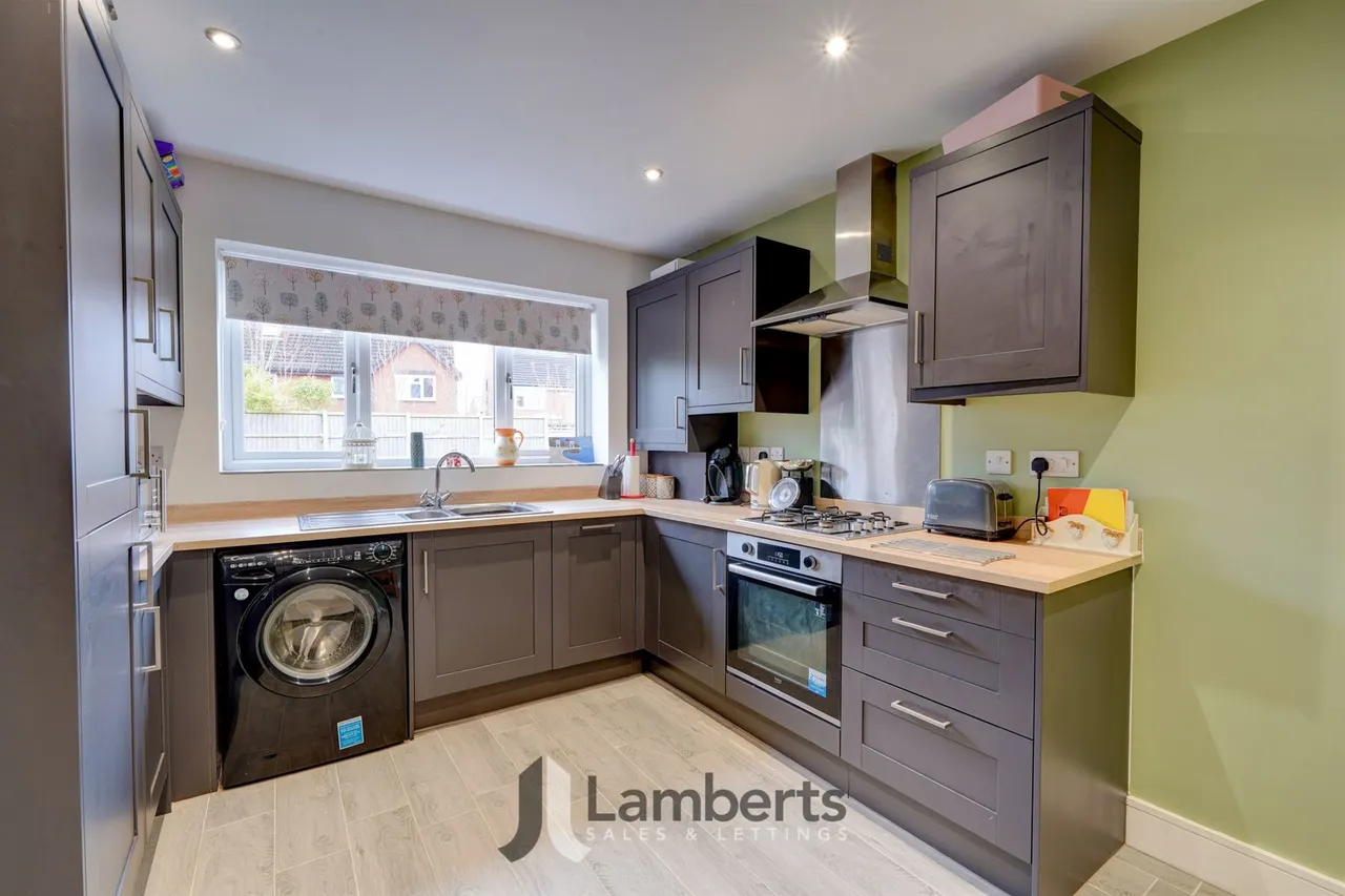4 Royal Oak Drive, Studley, photo 2