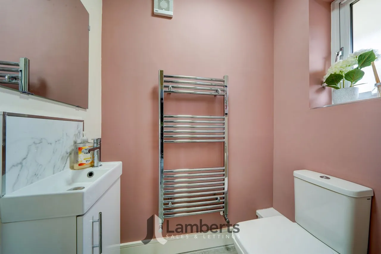 4 Royal Oak Drive, Studley, photo 8