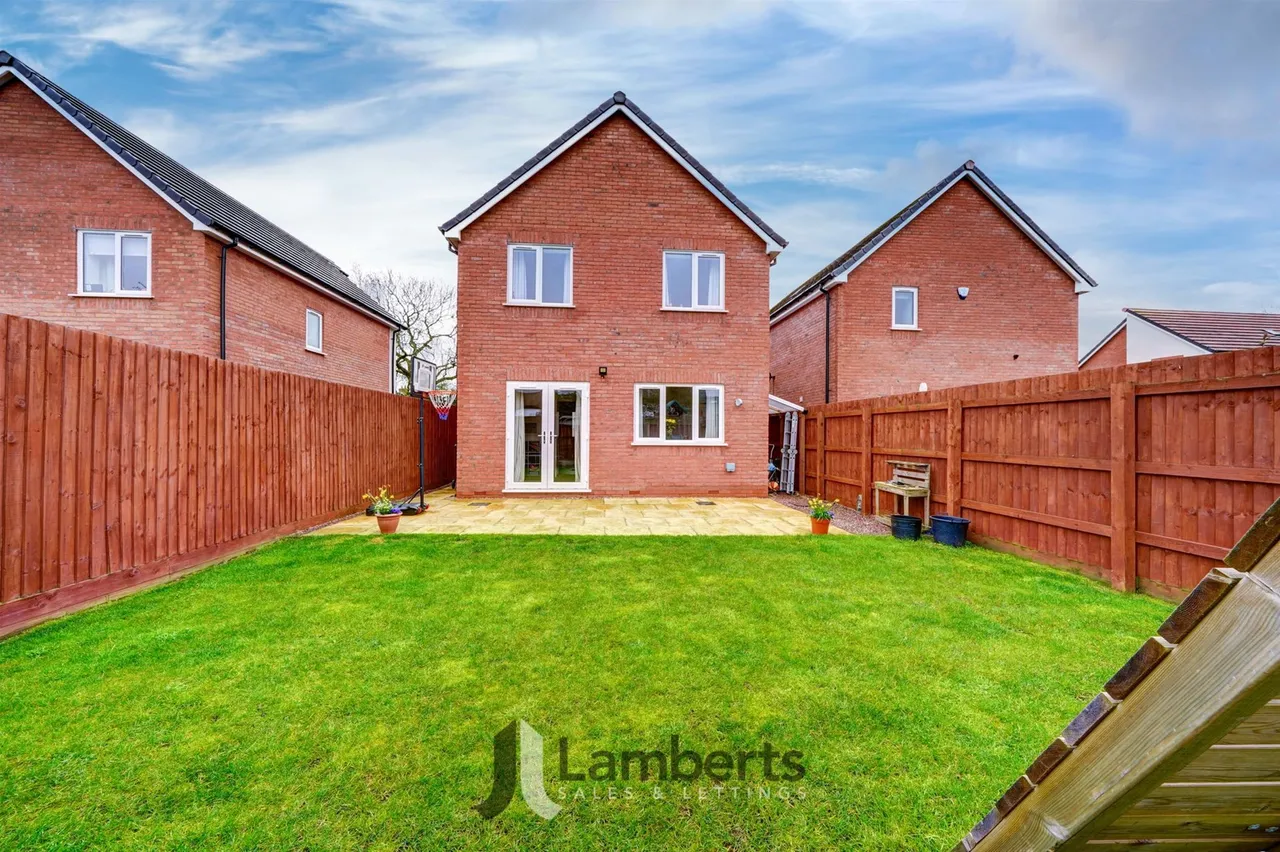 4 Royal Oak Drive, Studley, photo 15