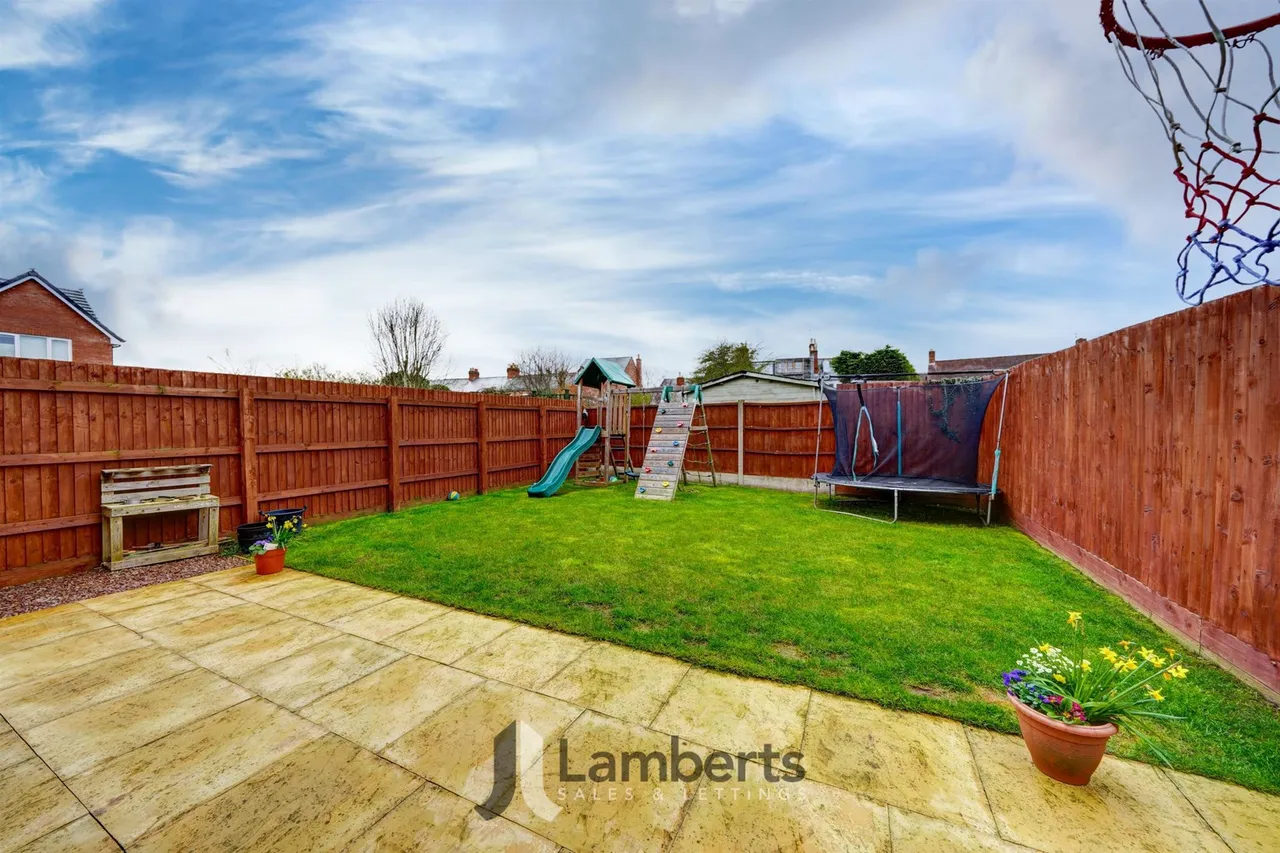 4 Royal Oak Drive, Studley, photo 14