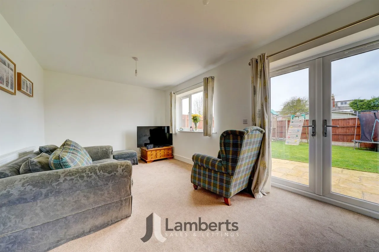 4 Royal Oak Drive, Studley, photo 6