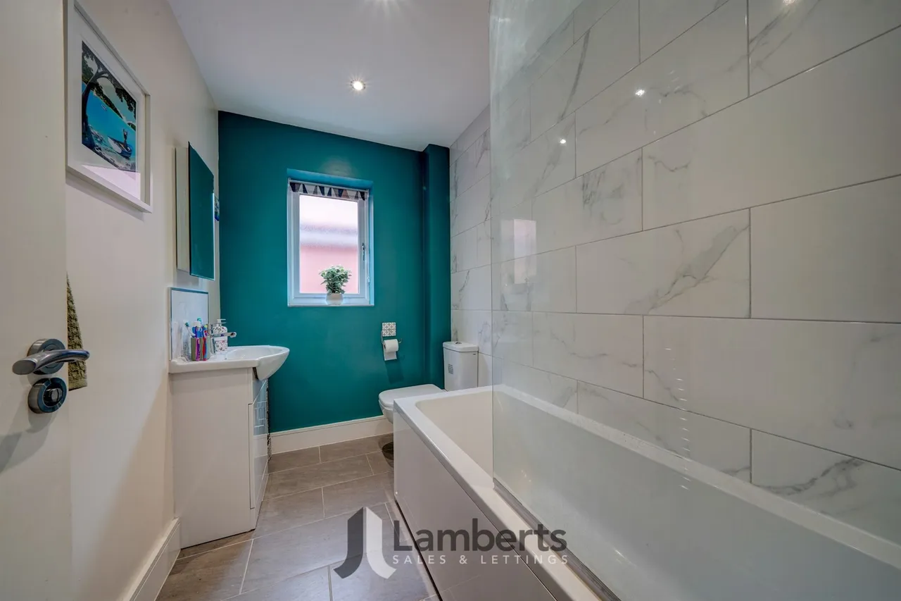 4 Royal Oak Drive, Studley, photo 12