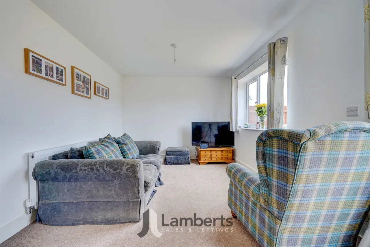 4 Royal Oak Drive, Studley, photo 9