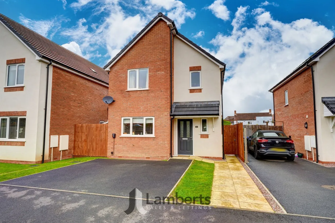 3 bed house for sale — 4 Royal Oak Drive, Studley