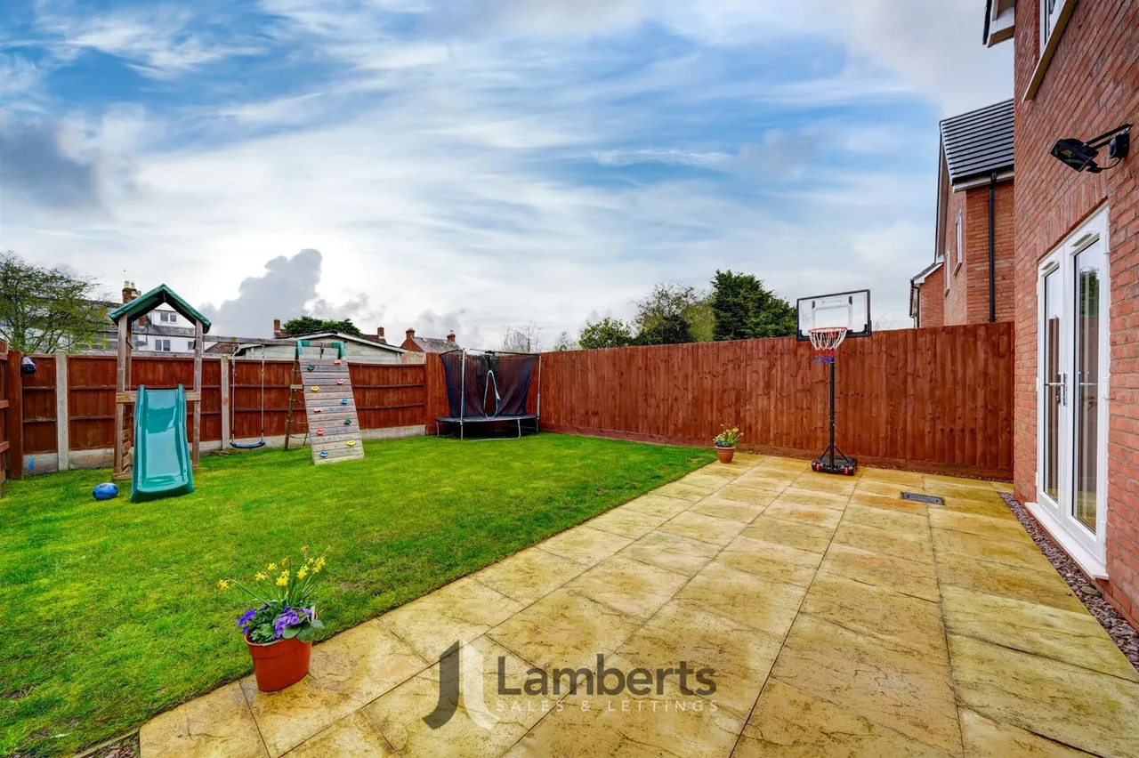 4 Royal Oak Drive, Studley, photo 16
