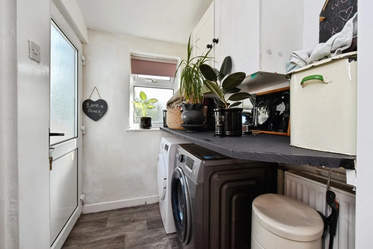 College Street, Ammanford, SA18, photo 9