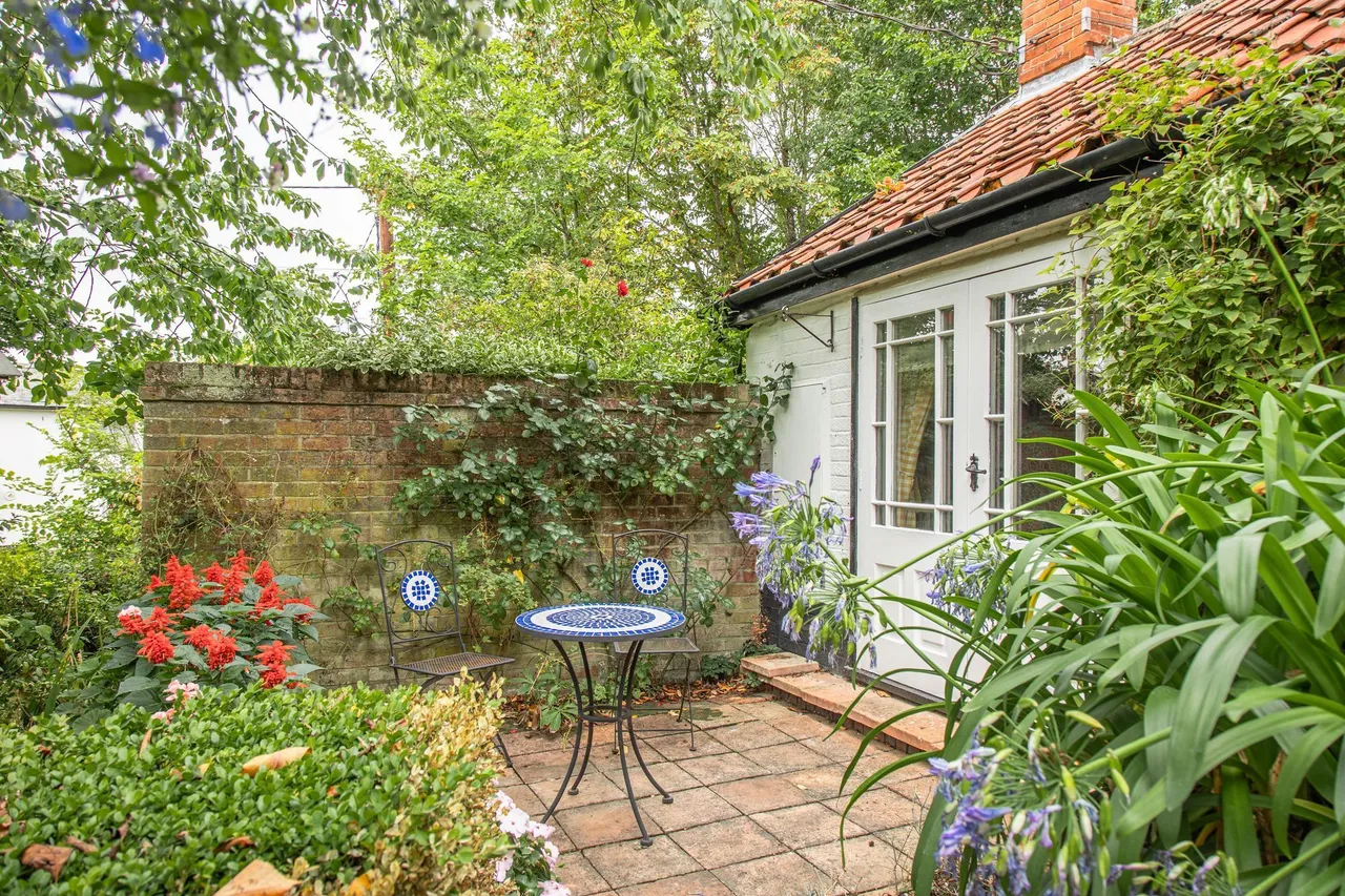 Grade II Listed Property in Wethering, photo 4