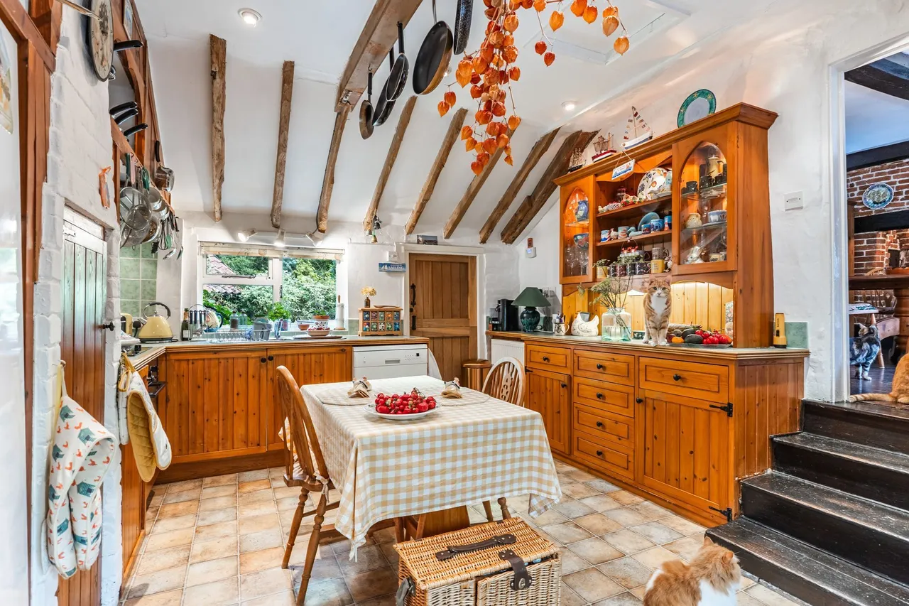 Grade II Listed Property in Wethering, photo 6