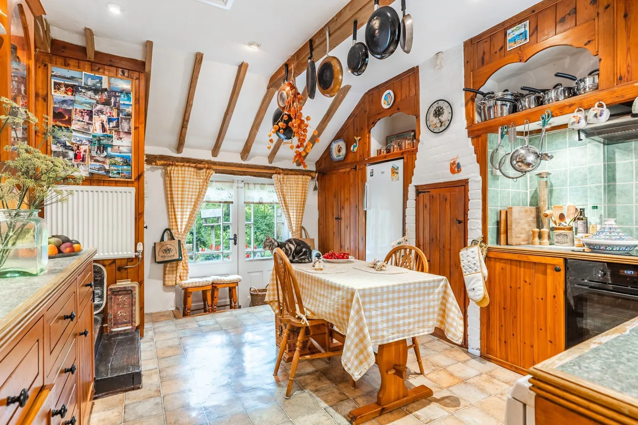 Grade II Listed Property in Wethering, photo 3