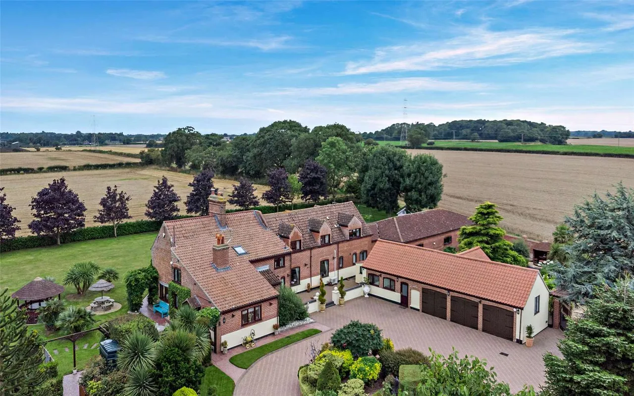 5 bed house for sale — Yarmouth Road, Lound, Lowestoft, Suffolk, NR32 5NL