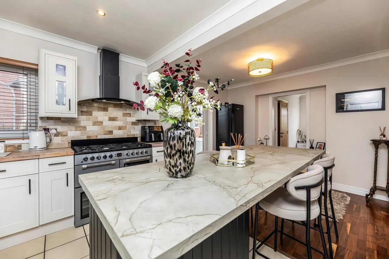 Lesmond Crescent, Little Houghton, S72, photo 6