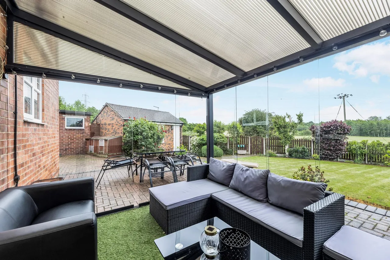 Lesmond Crescent, Little Houghton, S72, photo 2