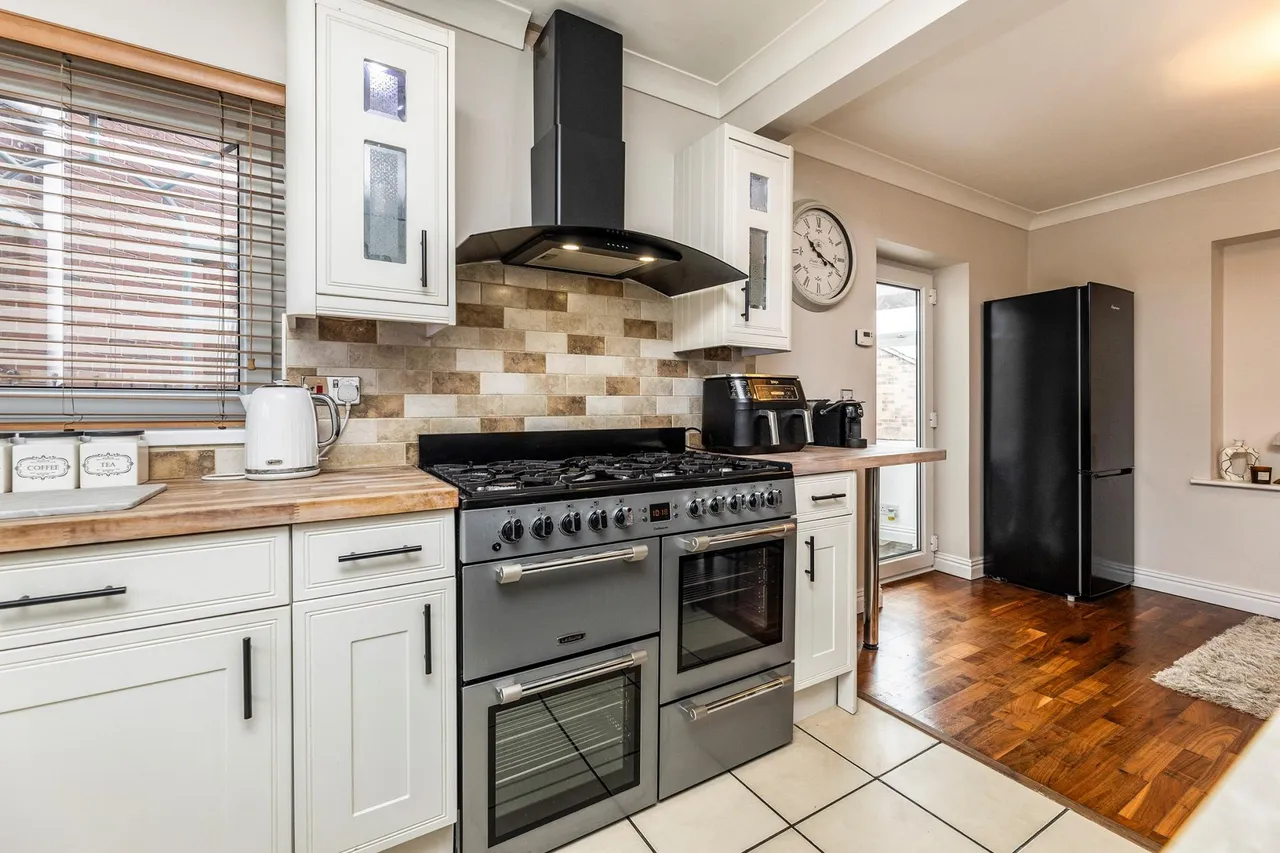 Lesmond Crescent, Little Houghton, S72, photo 7