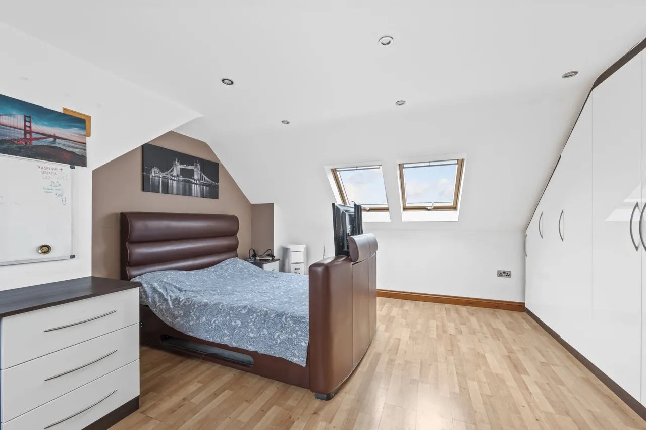 The Crescent, New Malden, KT3, photo 15