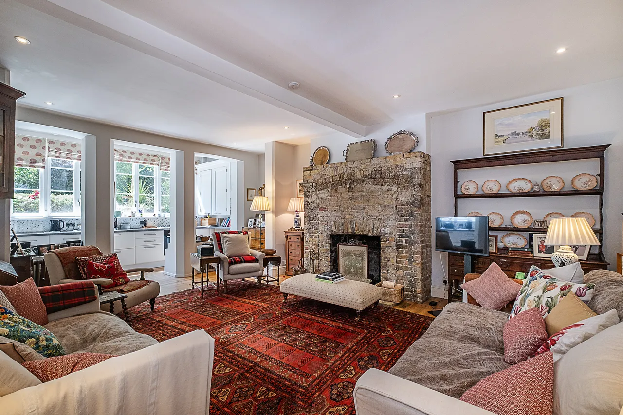2 bed flat for sale — North Side Wandsworth Common, London,...