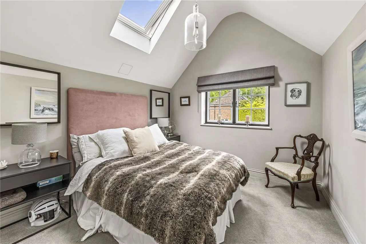 Petworth Road, Chiddingfold, Godalming, Surrey, GU8 4UW, photo 10