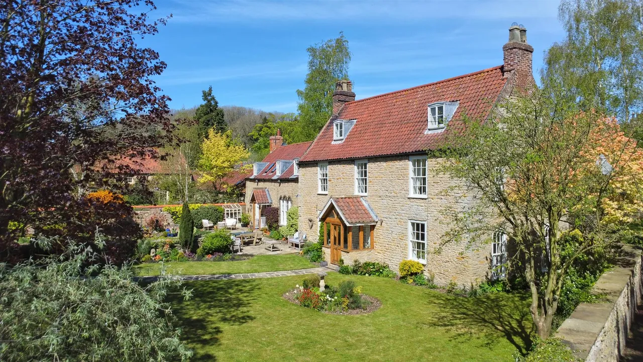 5 bed property for sale — Burrill Lane, Brantingham