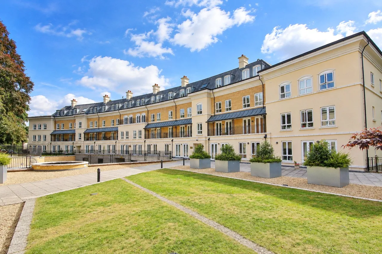 2 bed flat to rent, Heathside Crescent, Woking, GU22