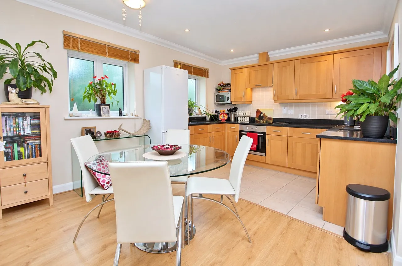 Heathside Crescent, Woking, GU22, photo 2