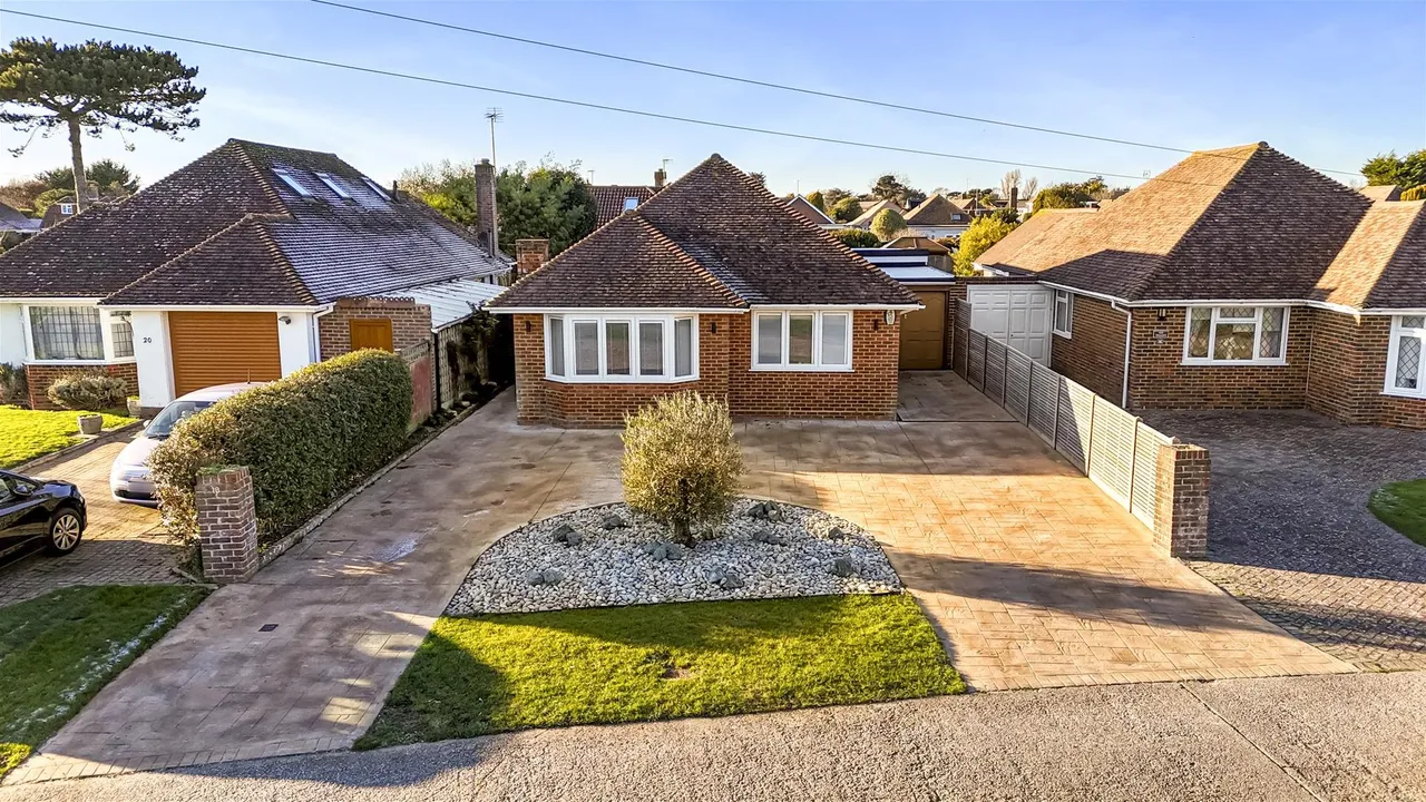 2 bed house for sale — The Ridings, East Preston, Littlehampton