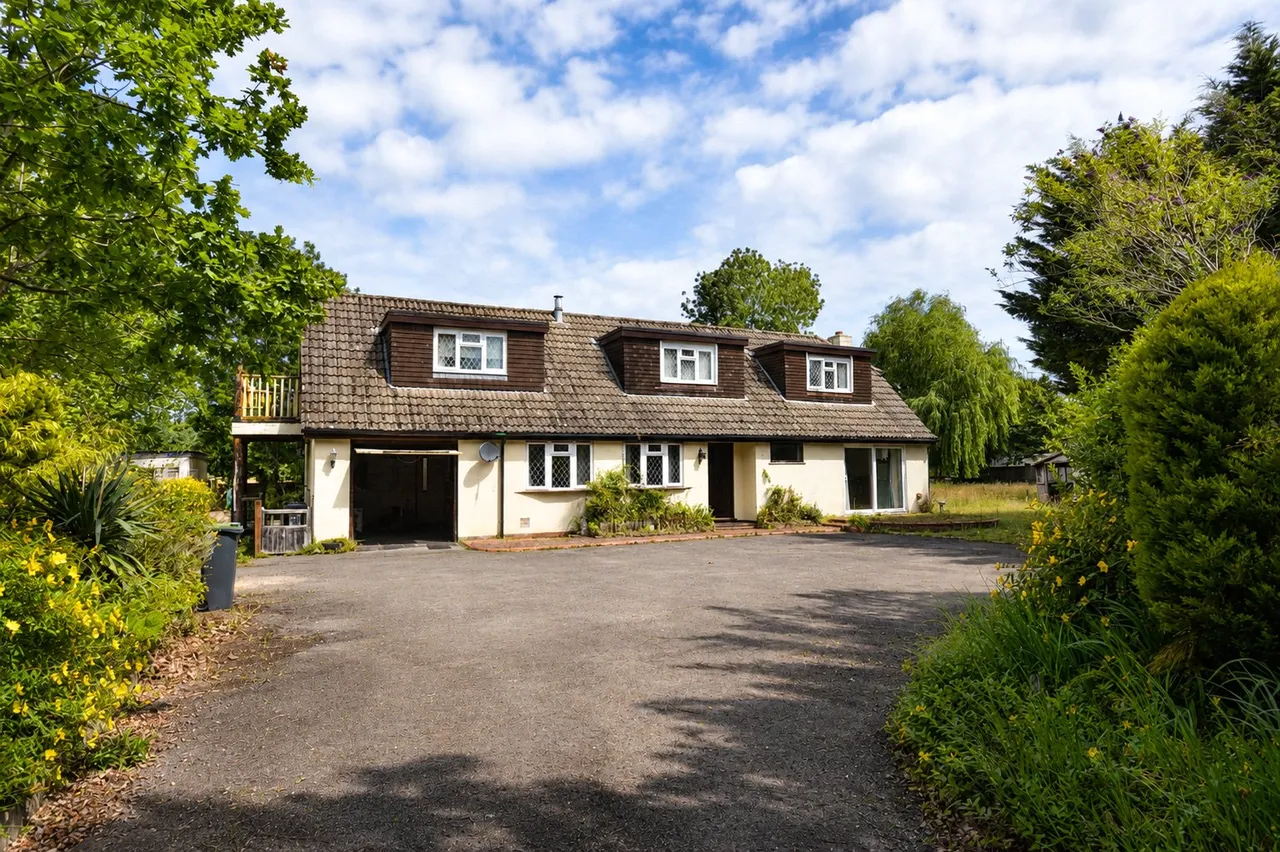 Dudmoor Farm Road, Christchurch, Dorset, BH23 6AQ, photo 2