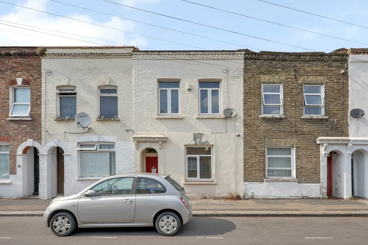 3 bed house for sale — 22 Primrose Road, London, E10 5ED