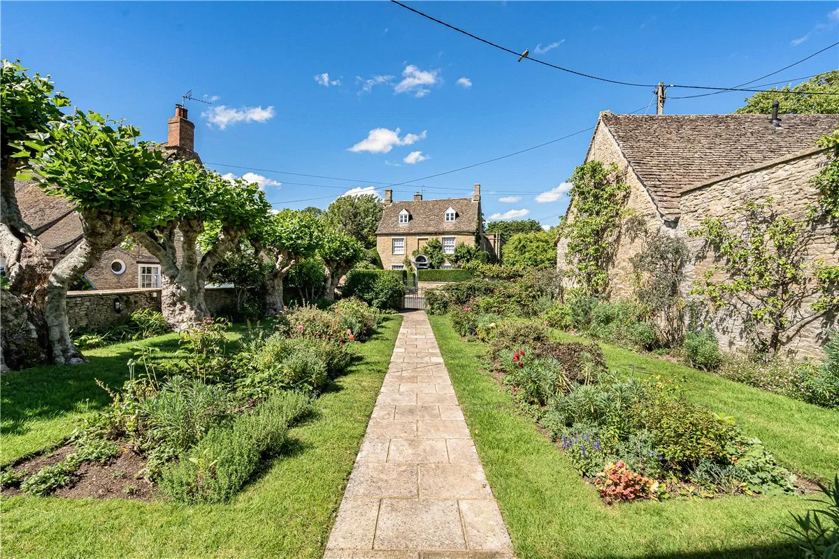 High Street, Bampton, OX18, photo 21