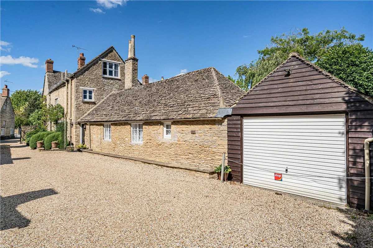 High Street, Bampton, OX18, photo 11