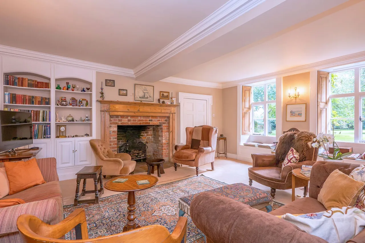Period Home with a 1.2-Acre Plot, photo 2