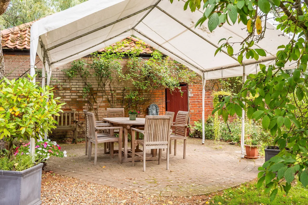 Period Home with a 1.2-Acre Plot, photo 26
