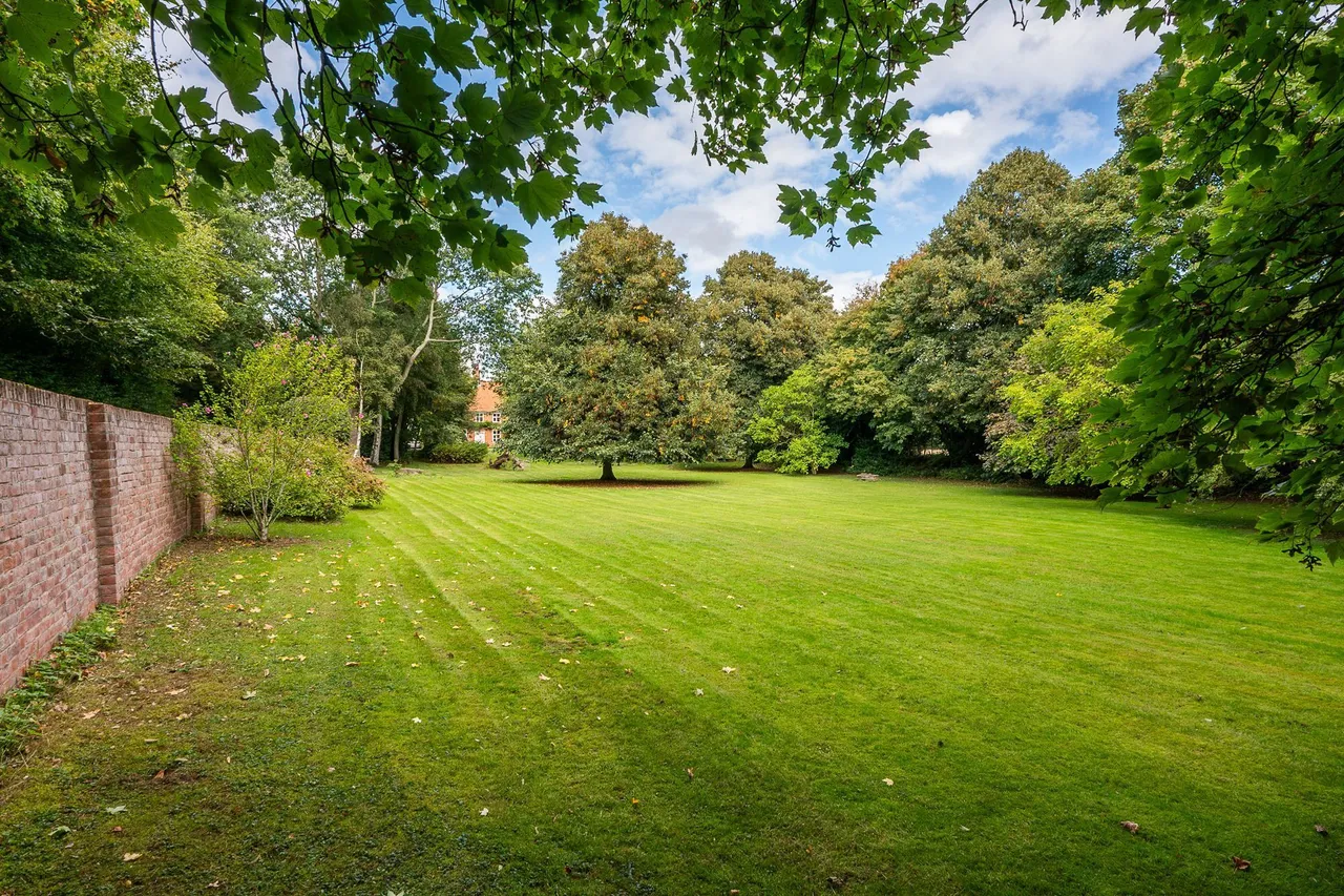Period Home with a 1.2-Acre Plot, photo 5