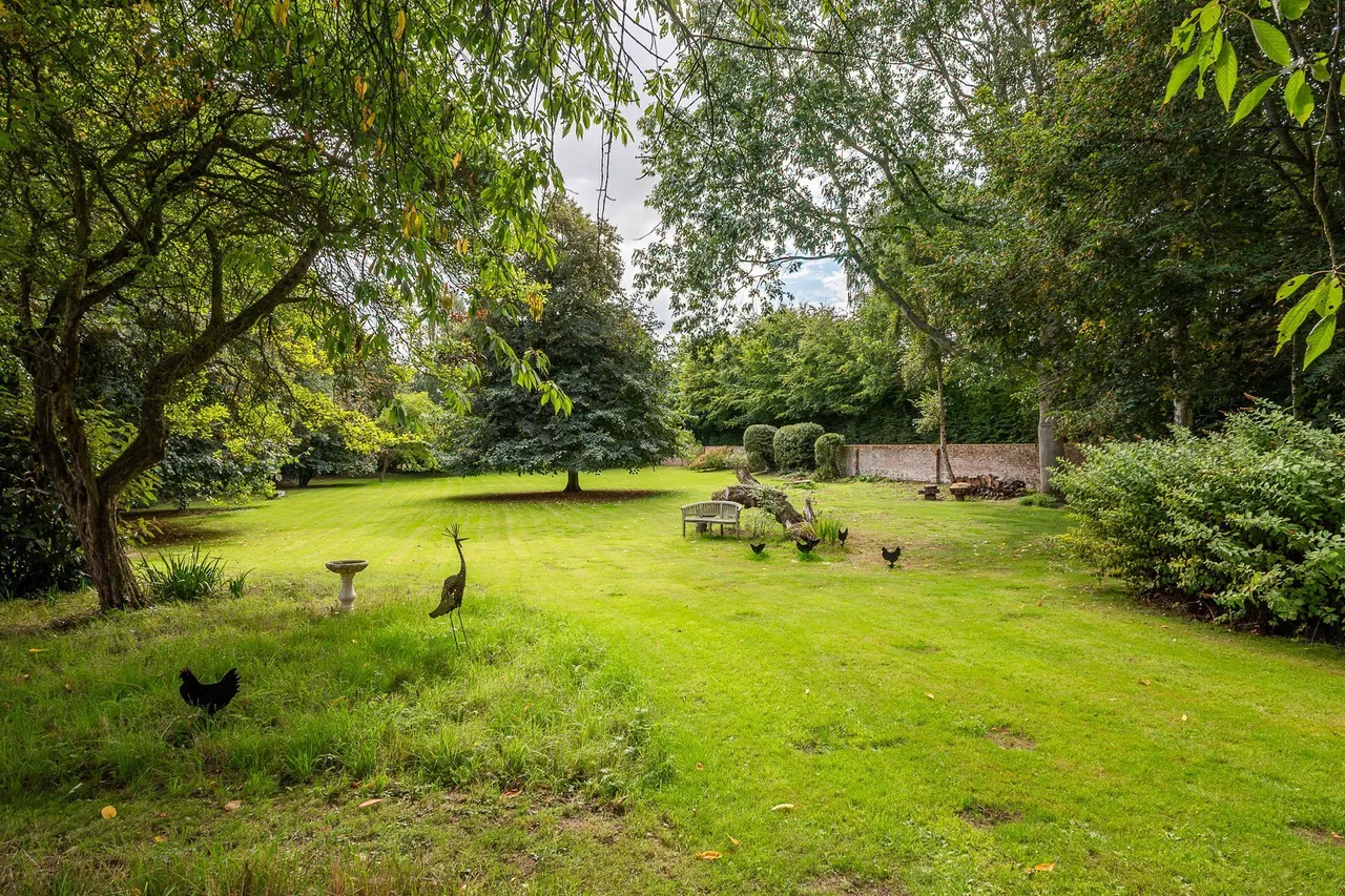 Period Home with a 1.2-Acre Plot, photo 28
