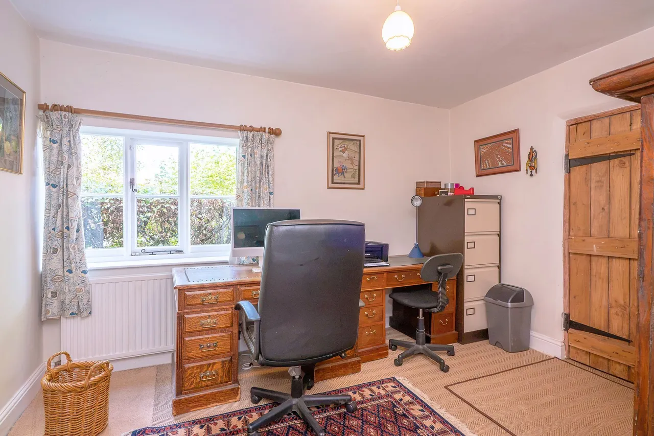 Period Home with a 1.2-Acre Plot, photo 14