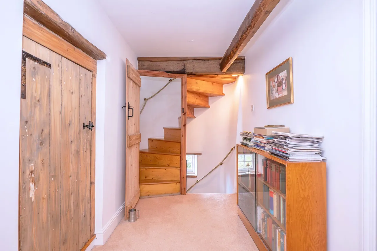 Period Home with a 1.2-Acre Plot, photo 15