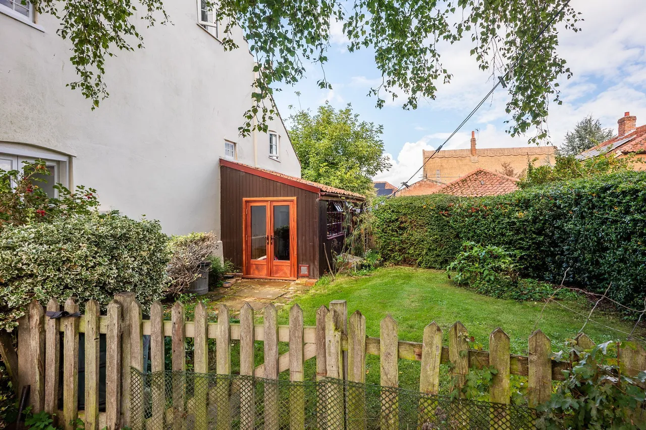Period Home with a 1.2-Acre Plot, photo 25