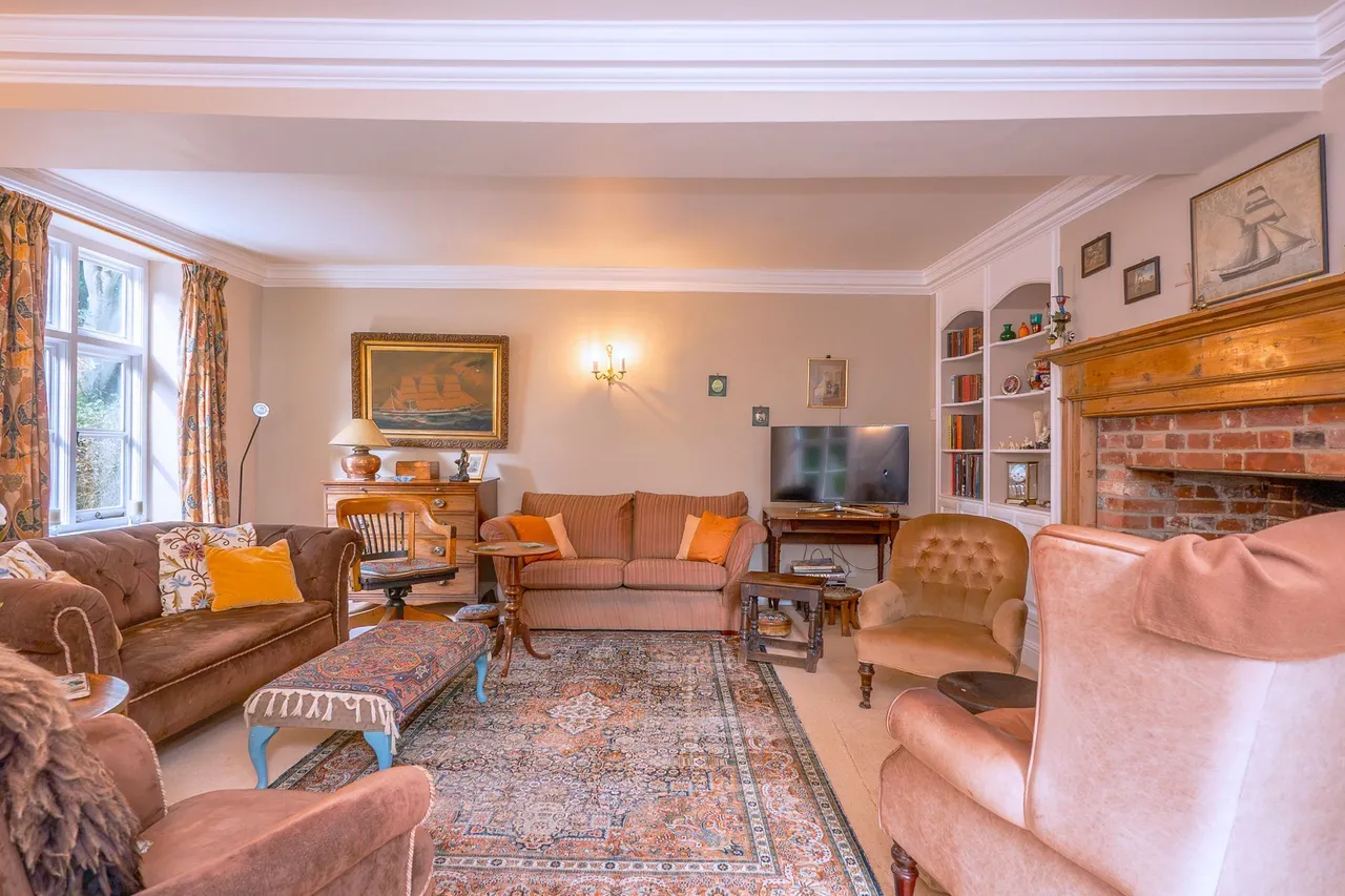 Period Home with a 1.2-Acre Plot, photo 10